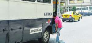 Marcelo Lino, de 37 a&ntilde;os de edad, toma 7 buses diariamente para transportarse hacia su trabajo.