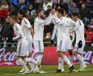 Sergio Ramos (i.) celebra junto a Cristiano Ronaldo (d.) uno de los tantos del Real Madrid. Foto: AFP