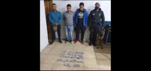 Efectivos de la Polic&iacute;a, junto con el agente canino que identific&oacute; el dinero falso.