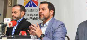 El ministro de Transporte y Obras P&uacute;blicas, Pa&uacute;l Granda, sesion&oacute; con representantes de las C&aacute;maras de la Producci&oacute;n y el alcalde de Cuenca, Marcelo Cabrera.