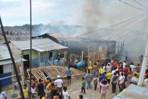 El siniestro empez&oacute; a las 15:30, aparentemente por un corto circuito, sin embargo ma&ntilde;ana llegar&aacute; una comisi&oacute;n para investigar las causas del incendio que deja a 12 familias sin sus enceres. Foto: FABRICIO CRUZ
