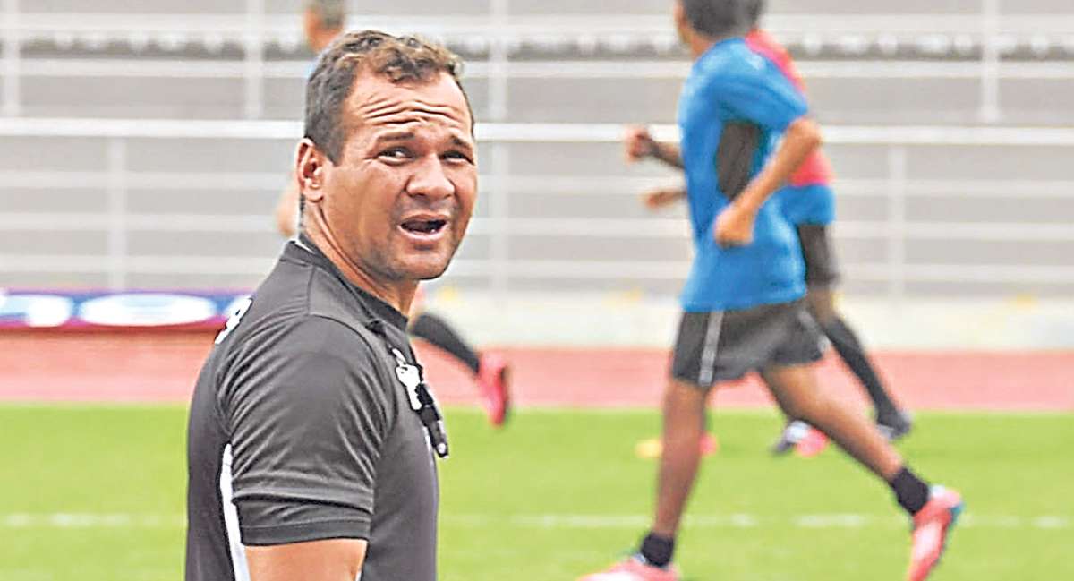 Jasson Zambrano colabora en las pr&aacute;cticas de River Ecuador junto a Humberto Pizarro, estratega que lo dirigi&oacute; cuando estaba en Rocafuerte (2&ordf; categor&iacute;a). Foto: Eduardo Escobar / El Tel&eacute;grafo