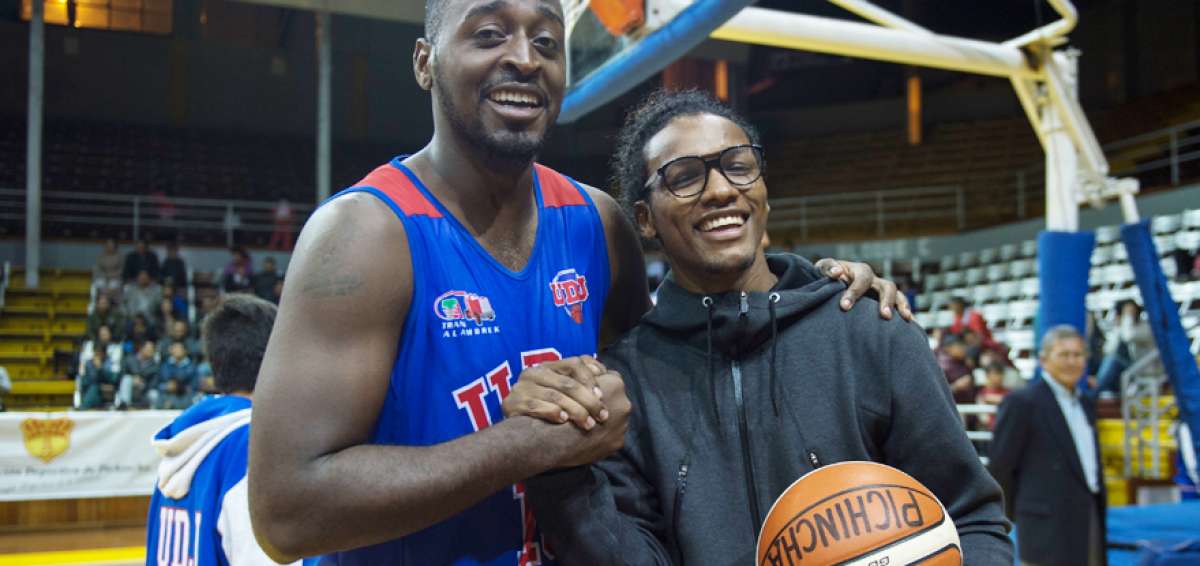  Nixon (izq.) y Carlos Mina, saludan en el coliseo Julio C&eacute;sar Hidalgo, donde se desarrolla el torneo pichinchano.