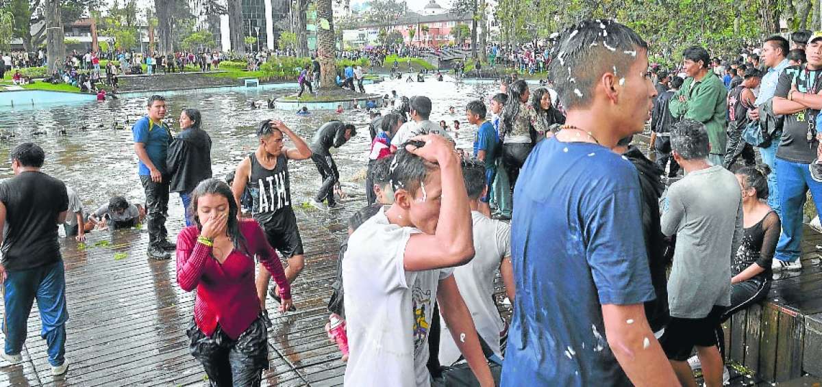 Cientos de estudiantes de colegios de Quito se reunieron al inicio de la tarde de ayer en el parque La Alameda para jugar carnaval en su laguna.