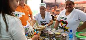 Comerciantes manabitas promocionan los tradicionales dulces de la provincia durante la rendici&oacute;n de cuentas de Mariano Zambrano.
