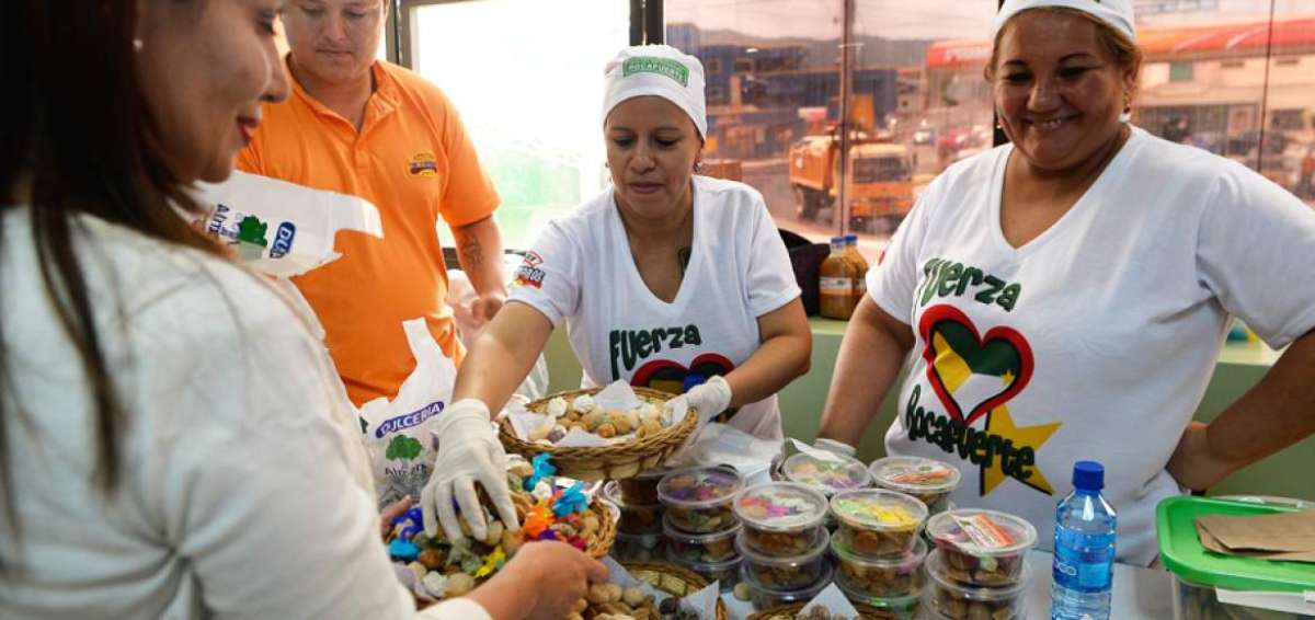 Comerciantes manabitas promocionan los tradicionales dulces de la provincia durante la rendici&oacute;n de cuentas de Mariano Zambrano.