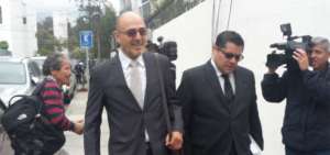 &Oacute;scar Bonilla antes de su ingreso al edificio de Fiscal&iacute;a.