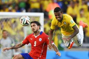 Mauricio Pinilla (i.) fue el jugador que recibi&oacute; la agresi&oacute;n por parte de Rodrigo Paiva, jefe de prensa de la CBF. Foto: AFP
