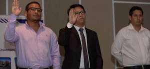 Andr&eacute;s Santos (der.) y Alan Santos, presidente y vicepresidente de la FEUE en Guayas, son posesionados ante la comunidad acad&eacute;mica. Su per&iacute;odo dura 2 a&ntilde;os.