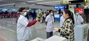 En puertos y aeropuertos del mundo los controles se han intensificado.