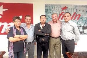 Los integrantes de AVC luego de la posesi&oacute;n del presidente salvadore&ntilde;o, Salvador S&aacute;nchez. FOTO: CORTES&Iacute;A.