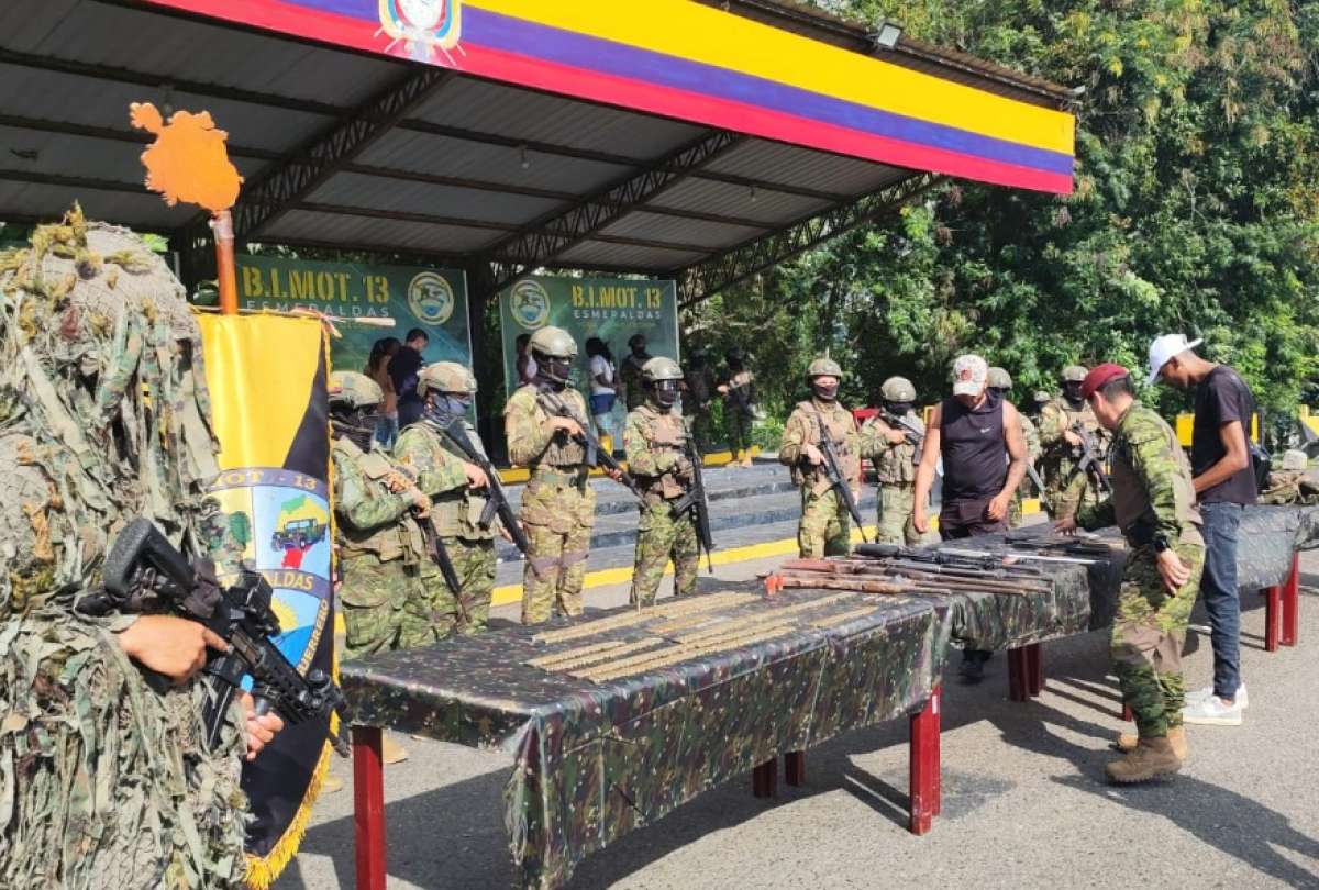 Militares capturaron a siete personas vinculadas al Frente Oliver Sinisterra, en Esmeraldas. 