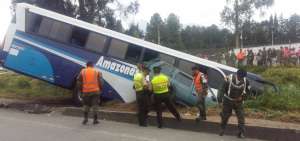 Personal de apoyo durante el rescate de las v&iacute;ctimas, tras el accidente.
