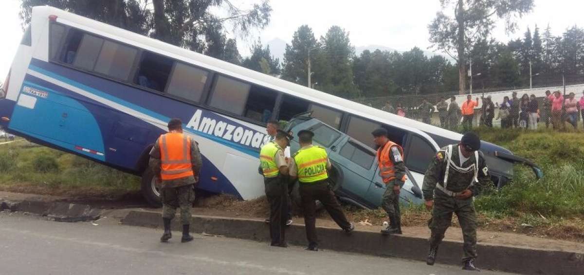 Personal de apoyo durante el rescate de las v&iacute;ctimas, tras el accidente.