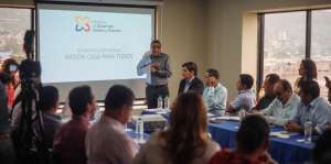 Virgilio Hern&aacute;ndez (c), consejero presidencial de H&aacute;bitat y Ambiente, expuso el plan a los alcaldes manabitas.