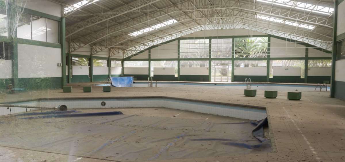 El espacio donde se ubican las dos piscinas del complejo no ha sido intervenido, como se ofreci&oacute; al aperturar el parque. Polvo, hojas secas y vidrios rotos se encuentran en el piso.