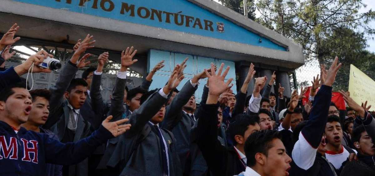 Estudiantes se concentraron en el ingreso del colegio para reiterar su pedido de reincorporaci&oacute;n de docentes.