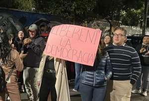 Ciudadanos se concentraron ante la Corte Constitucional para respaldar la Constituyente