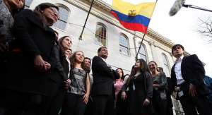  El presidente de Ecuador, Rafael Correa, acompa&ntilde;ado de estudiantes ecuatorianos, durante su visita a la Universidad de Harvard, en Cambridge, Massachusetts (EE.UU.) Foto: Presidencia 