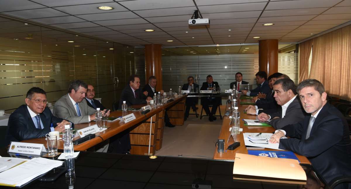 Carlos Villac&iacute;s (i) junto al resto de miembros del directorio de la Conmebol, reunidos ayer en Asunci&oacute;n. Foto: AFP