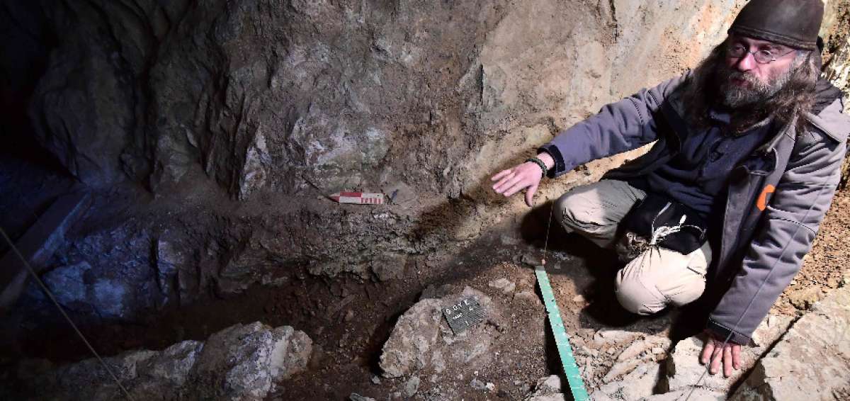 El arque&oacute;logo belga Christian Casseyas recorre la llamada tercera caverna de las cuevas de Goyet, situadas en un peque&ntilde;o valle cerca de las Ardenas belgas (sur).