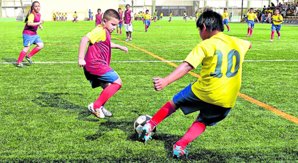 El vacacional de f&uacute;tbol es parte de la misi&oacute;n de fomento y formaci&oacute;n que tiene la Federaci&oacute;n Deportiva Nacional del Ecuador. Foto: Cortes&iacute;a