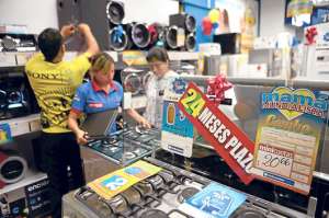 La celebraci&oacute;n familiar hace que se dinamice el sector comercial. Las ofertas atraen la clientela a los centros comerciales. Foto: William Orellana.