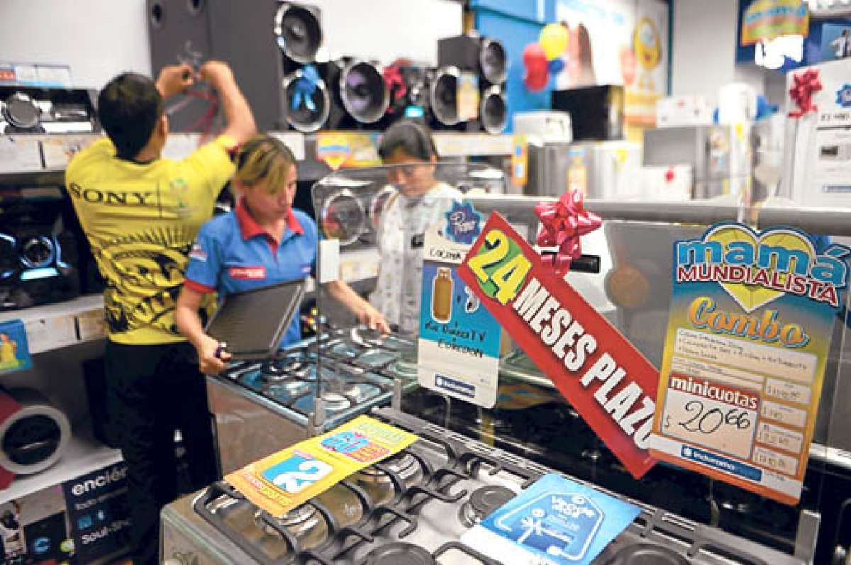 La celebraci&oacute;n familiar hace que se dinamice el sector comercial. Las ofertas atraen la clientela a los centros comerciales. Foto: William Orellana.