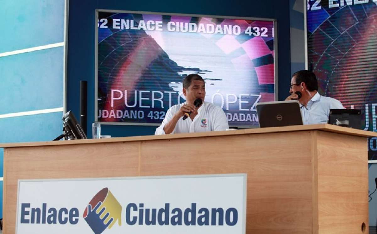 Presidente Correa aclara que no se moviliza en limosina