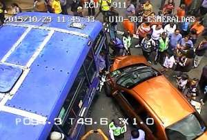 El accidente obstaculiz&oacute; la circulaci&oacute;n por la calle Esmeraldas en direcci&oacute;n sur-norte. Foto: ECU 911 