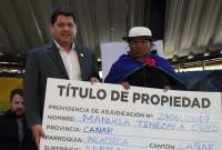 El ministro Danilo Palacios entregó los títulos de propiedad. 
