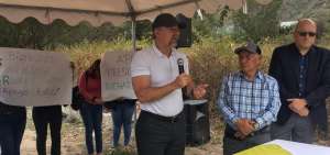 El titular del IESS, Richard Espinosa, durante un encuentro con jubilados en Ibarra. 