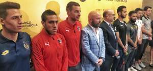 Miguel &Aacute;ngel Loor, presidente de la LigaPro, junto a ocho jugadores, durante la presentaci&oacute;n del partido de la Liga de las Estrellas.
