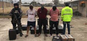 Tres personas fueron detenidas en poder de media tonelada de droga en Esmeraldas.