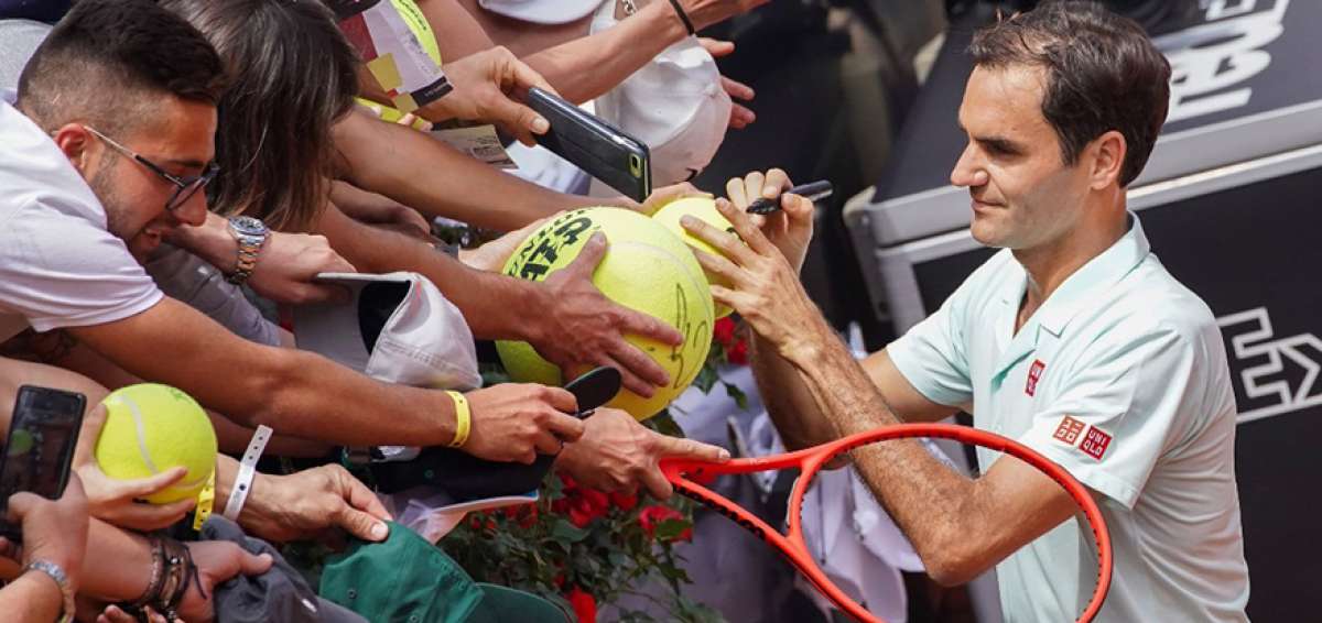 Roger Federer firma aut&oacute;grafos a un grupo de aficionados que acude a los partidos del Masters 1.000 de Roma.