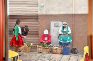 La mayor&iacute;a de  informales son mujeres que se colocan en las aceras con sus canastas. Foto: Jos&eacute; Luis LLivisaca.