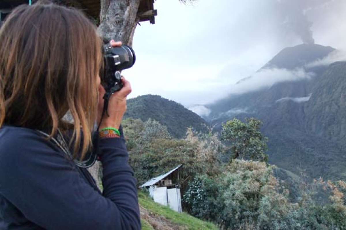 Una turista chilena aprovecha que el volc&aacute;n est&aacute; despejado para hacer una foto del cr&aacute;ter, desde el mirador de Runt&uacute;n, en Ba&ntilde;os. Foto: Roberto Ch&aacute;vez│El Tel&eacute;grafo