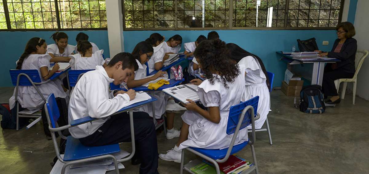 Los estudiantes de la unidad educativa Dolores Sucre de Guayaquil se ver&aacute;n beneficiados con el mantenimiento que recibir&aacute; la instituci&oacute;n.  
