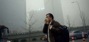 La capital china, Pek&iacute;n, est&aacute; en alerta debido a los altos &iacute;ndices de contaminaci&oacute;n del aire, lo que ha obligado a reducir las actividades y a que las personas lleven mascarillas.