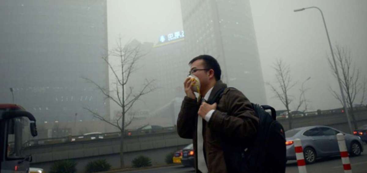 La capital china, Pek&iacute;n, est&aacute; en alerta debido a los altos &iacute;ndices de contaminaci&oacute;n del aire, lo que ha obligado a reducir las actividades y a que las personas lleven mascarillas.