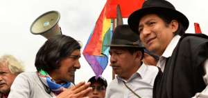 Carlos P&eacute;rez Guartambel (izq), presidente de la Ecuarunari, asisti&oacute; al encuentro en Ambato. Jorge Herrera, de la Conaie (c) y Salvador Quishpe no acudieron.