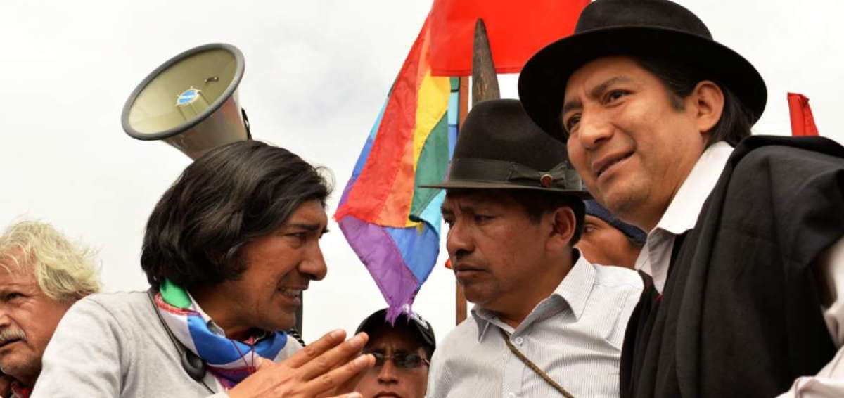 Carlos P&eacute;rez Guartambel (izq), presidente de la Ecuarunari, asisti&oacute; al encuentro en Ambato. Jorge Herrera, de la Conaie (c) y Salvador Quishpe no acudieron.