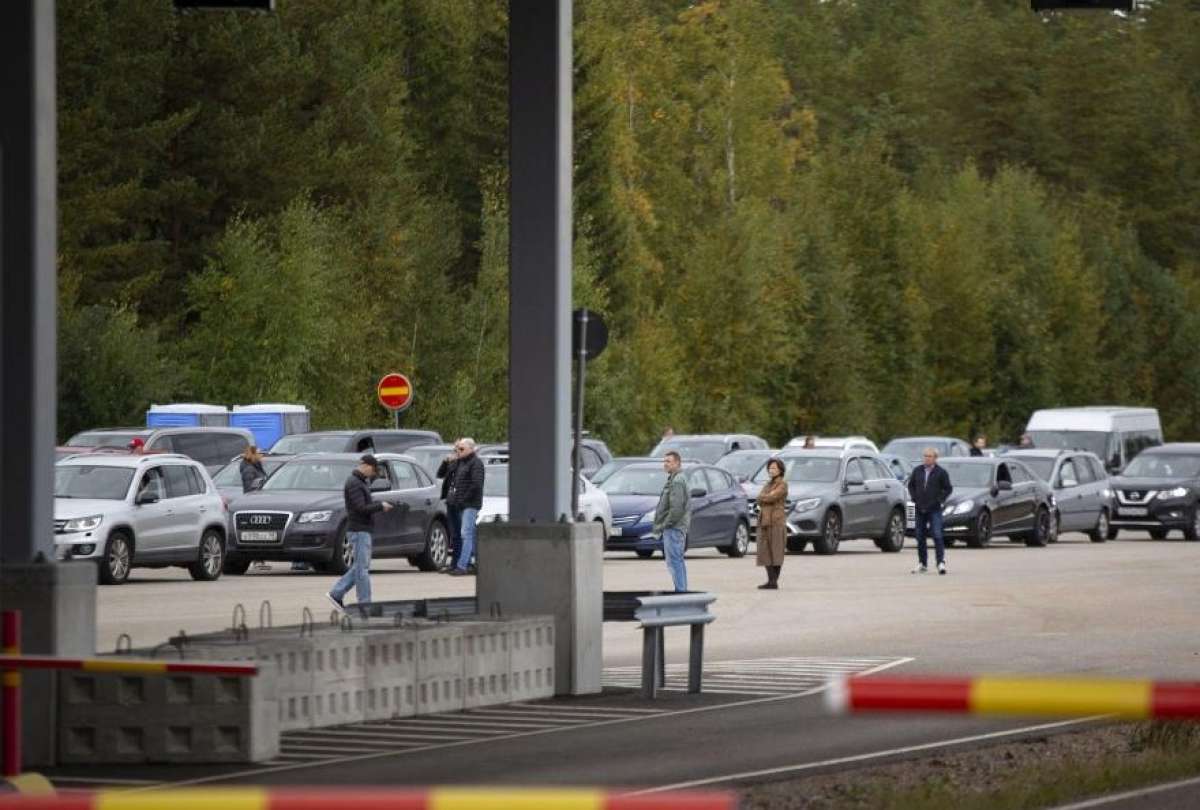 Vehículos rusos tratan de ingresar a través de la frontera finlandesa este jueves 29 de septiembre. 