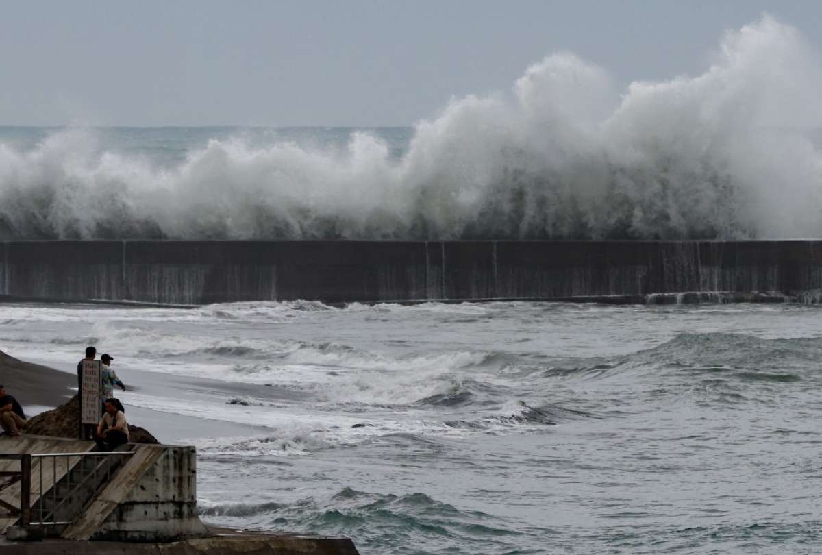 Taiwán activa alerta y evacúa a más de 3.000 personas por el tifón Fung-wong.