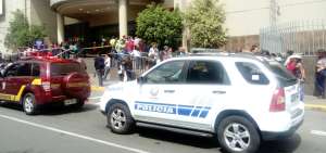 Momentos en que los clientes del mall El Jard&iacute;n fueron evacuados ayer pasado el mediod&iacute;a, en un ejercicio de emergencia ante alguna amenaza de bomba.