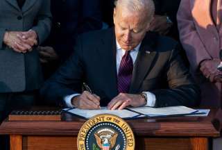 Biden firma una ley que facilita el envío de armamento a Ucrania