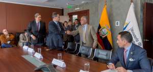En rueda de prensa, Carlos P&eacute;rez (c), explic&oacute; los alcances de la reuni&oacute;n de la OPEP realizada el 22 y 23 de junio.