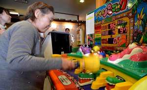 Una se&ntilde;ora juega en un local de entretenimiento de Yokohama, en Tokio. Foto: Internet