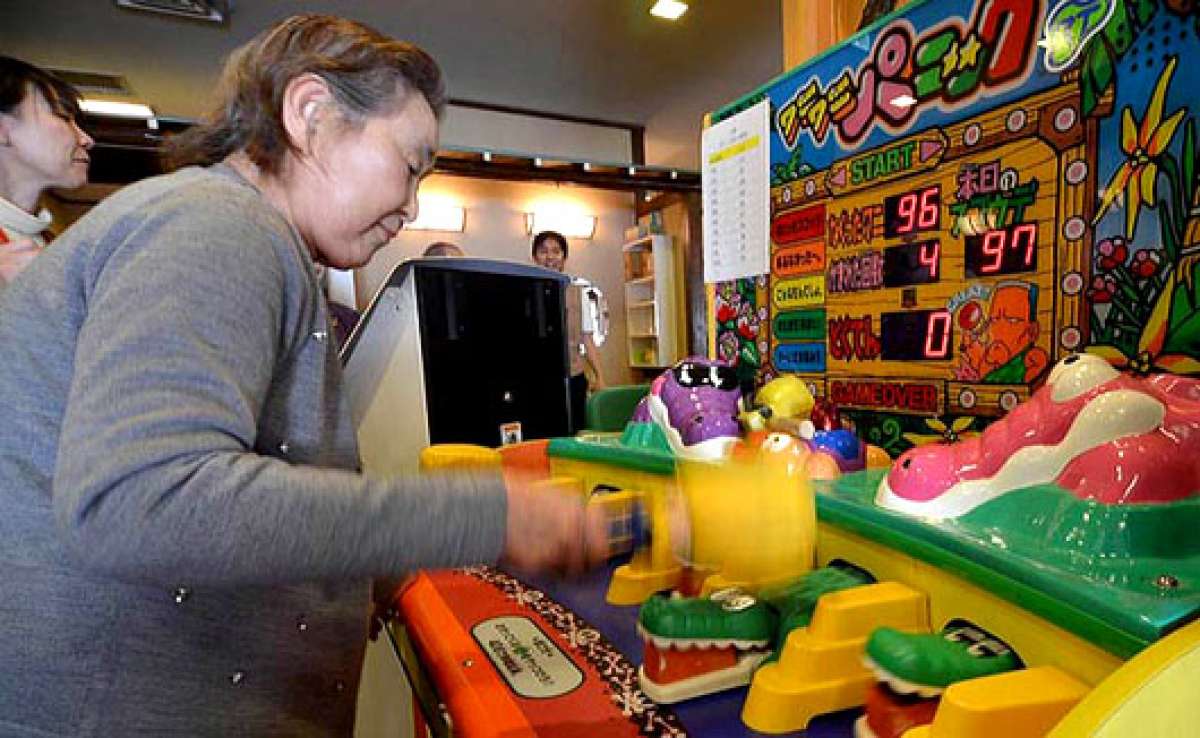 Una se&ntilde;ora juega en un local de entretenimiento de Yokohama, en Tokio. Foto: Internet