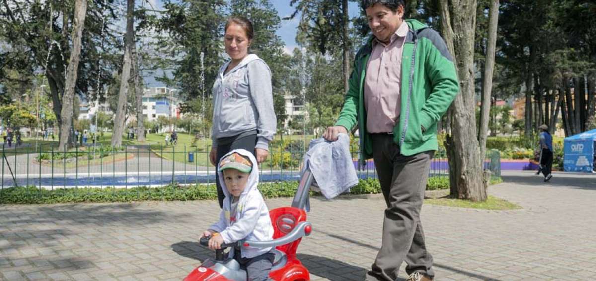 Carlos Delgado camina con su hija y lleva a su nieto, Emilio Andr&eacute;s, a dar un paseo por el interior del parque Ingl&eacute;s, ubicado al norte de la capital.